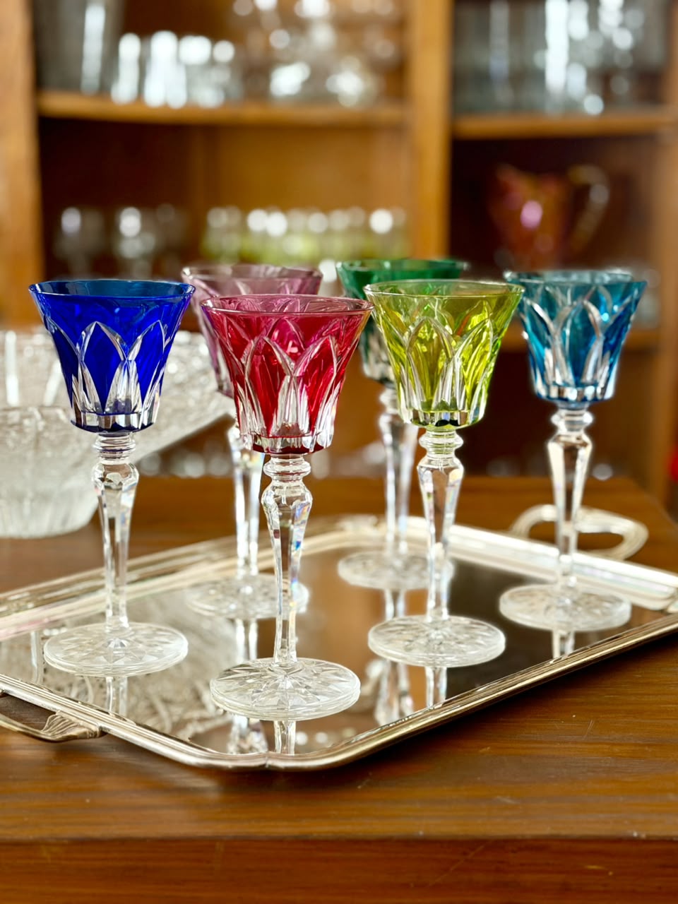 Copas de cristal de colores sobre bandeja de plata