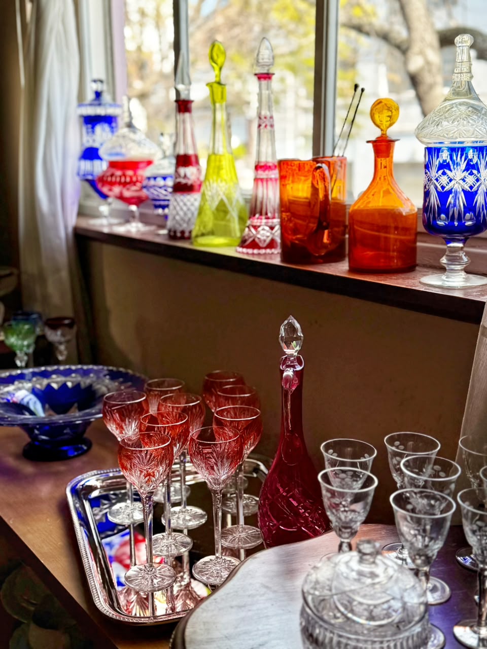 Licoreras y copas de cristal de colores